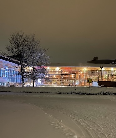 Imatran kylpylä iltavalaistuksessa